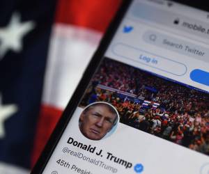 En esta ilustración fotográfica de archivo tomada el 10 de agosto de 2020, la cuenta de Twitter del presidente de los Estados Unidos, Donald Trump, se muestra en un teléfono móvil en Arlington, Virginia. La cuenta de Twitter de Trump, una vez bloqueada, reapareció en la plataforma el 19 de noviembre de 2022, minutos después de que el propietario de la empresa, Elon Musk, anunciara que levantaría la suspensión de 22 meses del expresidente.