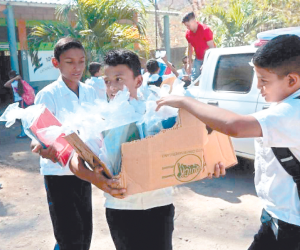 Siempre que el personal de EL HERALDO realiza una entrega, con emoción los niños ayudan a cargar los paquetes de útiles escolares.