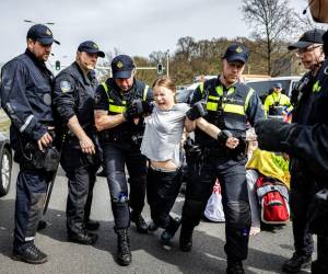 La activista climática sueca Greta Thunberg es arrestada durante una marcha climática contra los subsidios a los fósiles cerca de la autopista A12 en La Haya.