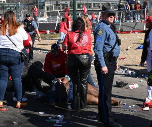 A los jóvenes se les acusa de posesión de un arma y desacato.