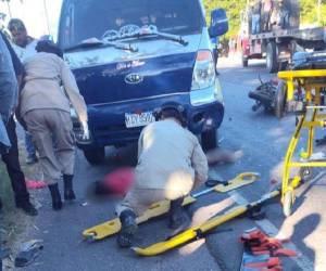 De acuerdo con los reportes iniciales, los dos hombres se desplazaban a bordo de una motocicleta cuando perdieron el control e impactaron contra un camión de venta de verduras.