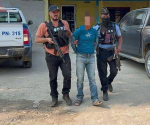 El aberrado padre fue detenido luego de una denuncia anónima acerca de sus abusos contra sus hijas y la madre de ellas.