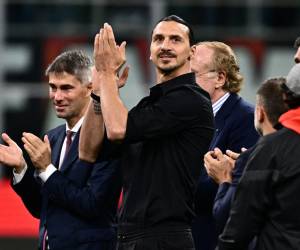 El delantero sueco del AC Milan, Zlatan Ibrahimovic, saluda al público durante una ceremonia de despedida.
