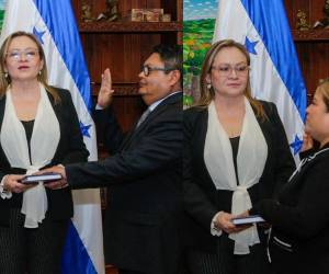 El presidente Asfura sigue juramentando a los nuevos funcionarios que estarán en su gobierno.