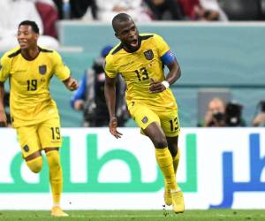 El capitán de la selección ecuatoriana, Enner Valencia, celebra uno de sus goles ante Qatar