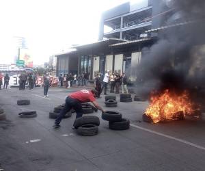 En la capital quemaron llantas y paralizaron el tráfico a la altura del bulevar “Resistencia Popular”.
