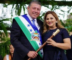 Roosevelt Avilez junto a su esposa cuando asumió el cargo de alcalde del municipio de Talanga, en Francisco Morazán.