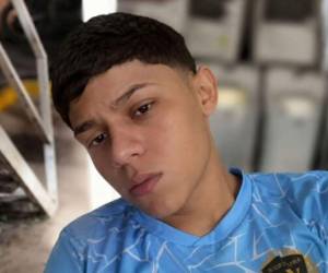 Dos hombres armados descendieron de un vehículo y dispararon en repetidas ocasiones contra un joven en plena vía pública de Bonito Oriental, Colón.