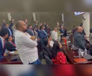 Levantando la mano sin quórum, ante la ausencia de todas las bancadas fue aprobada el acta.