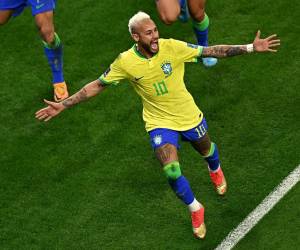 El delantero brasileño #10 Neymar celebra marcar el primer gol de su equipo durante el partido de fútbol de cuartos de final de la Copa Mundial Qatar 2022 entre Croacia y Brasil.