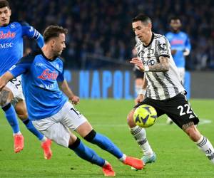 Ángel Di María encara a la defensa del Napoli durante un juego de la Serie A italiana.