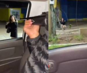 La joven se puede ver sumamente preocupada cuando le apuntan con el arma.