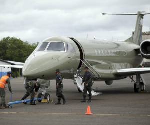 Fotografía del avión presidencial y miembros de la Fuerza Aérea de Honduras.