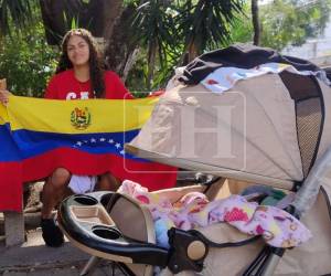 Bajo la sombra de los árboles, en el parque El Obelisco, en Comayagüela, se encuentra una joven madre junto a su pequeña Ilana, quien nació hace dos meses fuera de su país: Venezuela. Ahora agradecen a Honduras por abrirles las puertas en su nueva ruta.