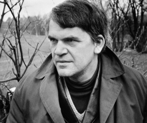 La primera novela de Milan Kundera, ‘La broma’, sobre el Estado de partido único, fue prohibida en Checoslovaquia, donde nació.