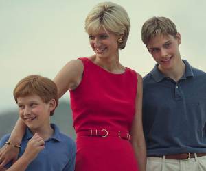 The Crown (sexta temporada, primera parte): La prestigiosa producción de Peter Morgan está llegando a su fin. “La reina Isabel II reflexiona sobre su legado, mientras Diana deslumbra al pueblo en sus últimas semanas de vida y la monarquía se sienta al banquillo”, adelantó Netflix sobre la primera parte de la sexta y última temporada de The Crown. La segunda entrega se subirá a la plataforma el 14 de diciembre. La historia, ambientada a finales de los años 90, registrará el fatal accidente que terminó con la vida de Lady Di y el impacto que tuvo para la imagen de la Corona. Por otro lado, The Crown llegará hasta 2005 para poder abarcar así el inicio de la relación entre Kate Middleton y el Príncipe William (interpretados por Ed McVey y Meg Bellamy) .