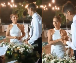 El video muestra el momento cuando la novia le dice que “no” en el altar a su novio y este le quita el anillo.