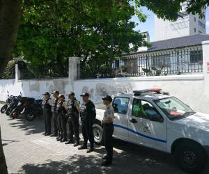 Desde que la policía de Ecuador ingresó a la embajada de México para detener al exvicepresidente Jorge Glas esta ha permanecido rodeada de agentes.