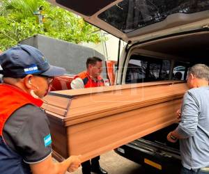 Tras permanecer en la Morgue del Ministerio Público desde la noche del lunes, el cuerpo de Wualys Fuentes fue retirado por sus familiares luego de completar el protocolo forense.