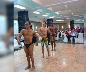 Los atletas dieron un show de fisicoculturismo durante la celebración del Día de la Madre a las jubiladas del Injupemp.