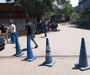 Varios conos y una cinta impiden el paso por la calle principal de la morgue capitalina.