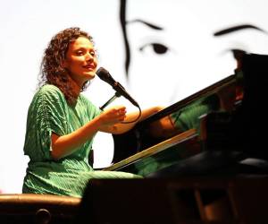 La cantante y música española compuso su disertación con aquellos poemas que más la inspiraron y ahora comparte en compañía de micrófono y piano.