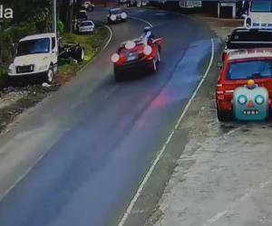 Fuerte embestida de camioneta a motociclista queda registrada en video en Zarabanda