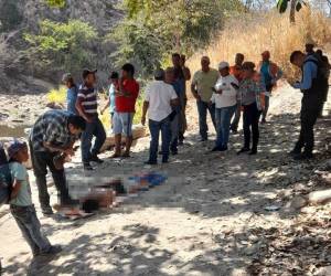 El cadáver del hombre fue rescatado y dejado a la orilla del río.