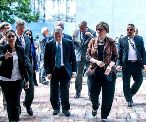 Momento en que la delegación conformada por seis senadores de EEUU y la embajadora Laura Dogu hacen su ingreso a Casa Presidencial para sostener la reunión con la presidenta Xiomara Castro.