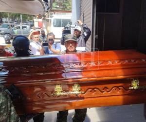 En presencia de varios agentes de la Policía Militar, los restos del joven de 24 años, Álvaro Fabricio Colindres, fueron retirados de la morgue.