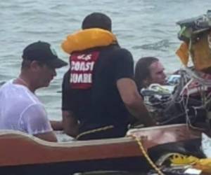 En la aeronave de la Armada mexicana viajaban ocho personas, cuatro de tripulación naval y cuatro civiles.