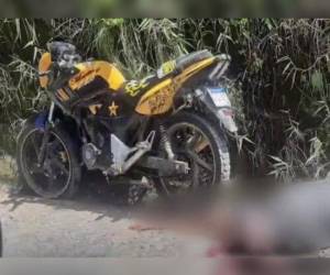 El cuerpo del infortunado hombre quedó tendido al lado de su motocicleta.