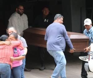 Momento en que el cuerpo de Moisés Cerrato es entregado a sus familiares. Su muerte no ha sido esclarecida por parte del Inami.