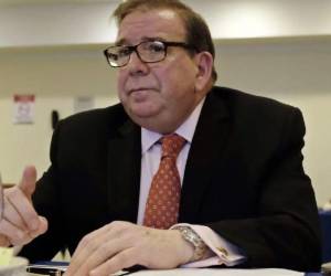 Su aceptación surge mientras algunos partidos que declinaron en favor de su nominación denuncian problemas para formalizar su apoyo.