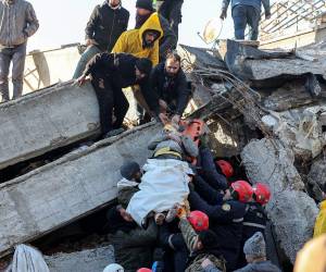 Los equipos de rescate en Turquía y el norte de Siria luchaban el martes contra el reloj y el frío para buscar entre los escombros a supervivientes del violento sismo del lunes, cuyo balance ya superó los 11,200 muertos.