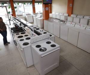 En los negocios donde se ofrecen electrodomésticos de segunda mano se encuentran diversas marcas y precios competitivos, los vendedores indican que también ofrecen garantías.