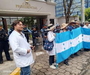 Médicos de diferentes regiones de Honduras se congregaron en Tegucigalpa tras la convocatoria realizada por el Colegio Médico de Honduras (CMH). Luego de participar en una asamblea informativa, se movilizaron hasta Casa Presidencial para exigir respuestas a sus demandas.