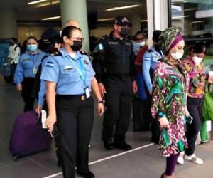 Piedad Córdoba mientras era requerida en el Aeropuerto Internacional de Palmerola, tras ser sorprendida en posesión del fajo de dólares de origen sospechoso.