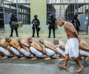 Traslado de pandilleros a la cárcel denominada Centro de Confinamiento del Terrorismo