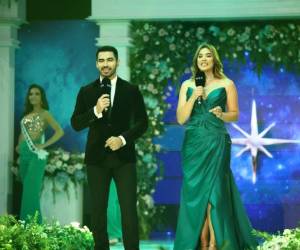 Los presentadores lucieron elegantes como presentadores de la gala.