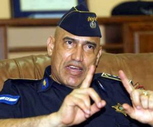 La acusación contra el exdirector de la Policía Nacional de Honduras, “El Tigre” Bonilla, detalla tres delitos graves relacionados con narcotráfico y uso de armas de fuego.