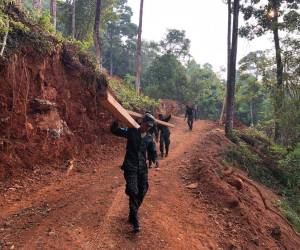 Esta es la carretera ilegal, en una zona de tierra montañosa.