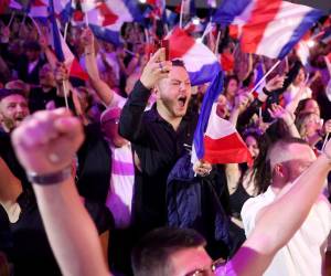 Agrupación Nacional podría obtener la mayoría simple o absoluta en la Asamblea Nacional tras el balotaje del 7 de julio, lo que abriría paso a un gobierno ultraderechista.