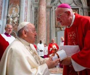 Momento en que el Monseñor Miguel Lenihan recibe el saludo del papa Francisco.
