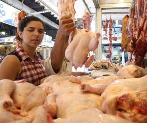 El pollo es la carne más económica que puede ser comprada por una familia capitalina. El gobierno no se pronuncia sobre el precio.