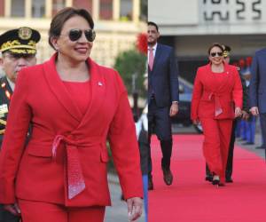 Con un predominante tono rojo llegó la presidenta Xiomara Castro al acto de izada de la Bandera.