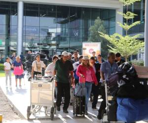 Turistas llenan el Aeropuerto Palmerola.