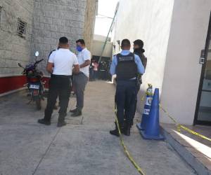 Al parecer se habría caído de la segunda planta del centro comercial.