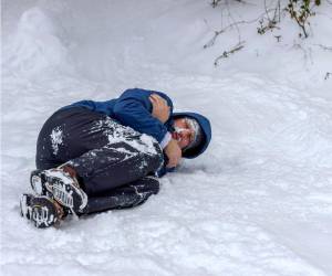 ¿Alguna vez has sentido un frío extremo recorriendo tu cuerpo, incluso cuando intentas abrigarte? Ten cuidado, podrías estar al borde de la hipotermia, una condición peligrosa que ocurre cuando el cuerpo humano pierde calor más rápido de lo que es capaz de producirlo.