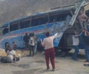 Autoridades mexicanas señalaron que en el autobús viajaban 45 extranjeros indocumentados.